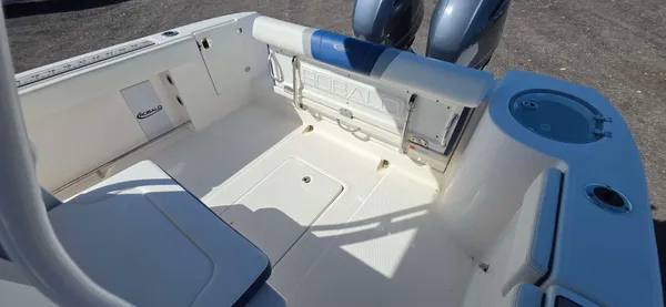 2023 Robalo R272