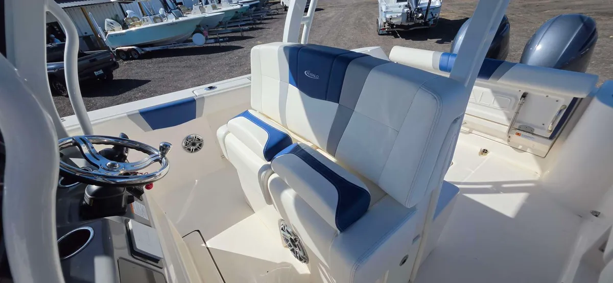 2023 Robalo R272