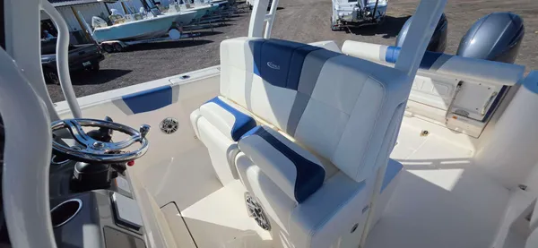 2023 Robalo R272