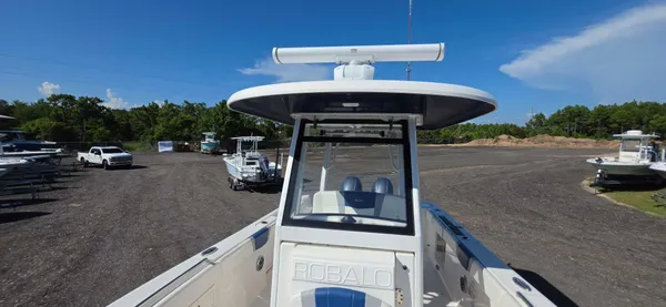 2023 Robalo R272