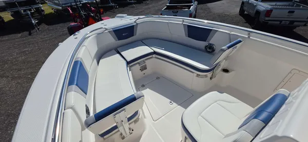 2023 Robalo R272