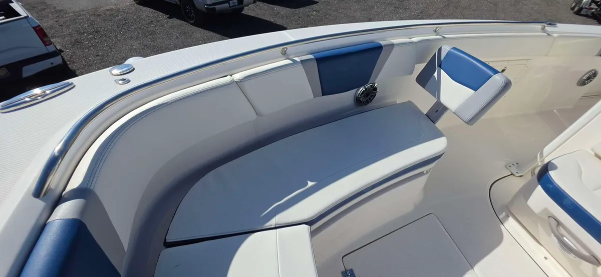 2023 Robalo R272