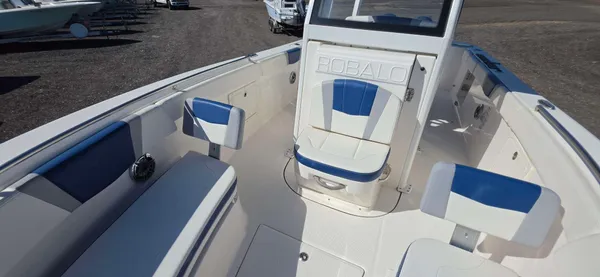 2023 Robalo R272