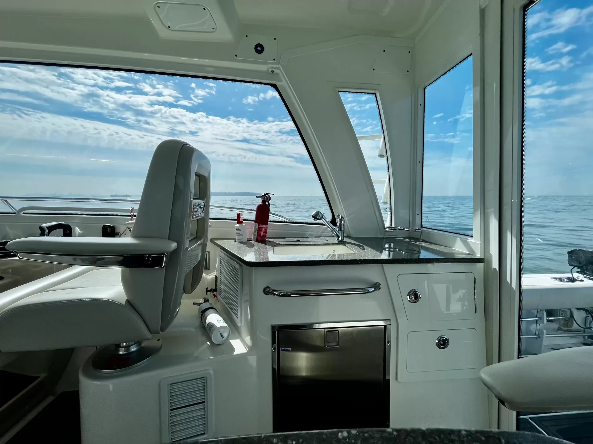 Pre-Owned 2018 Boston whaler 345 Pilothouse for Sale | Vancouver, BC | M&P Yacht Centre | 6a7bf7007b423383bf0c4788