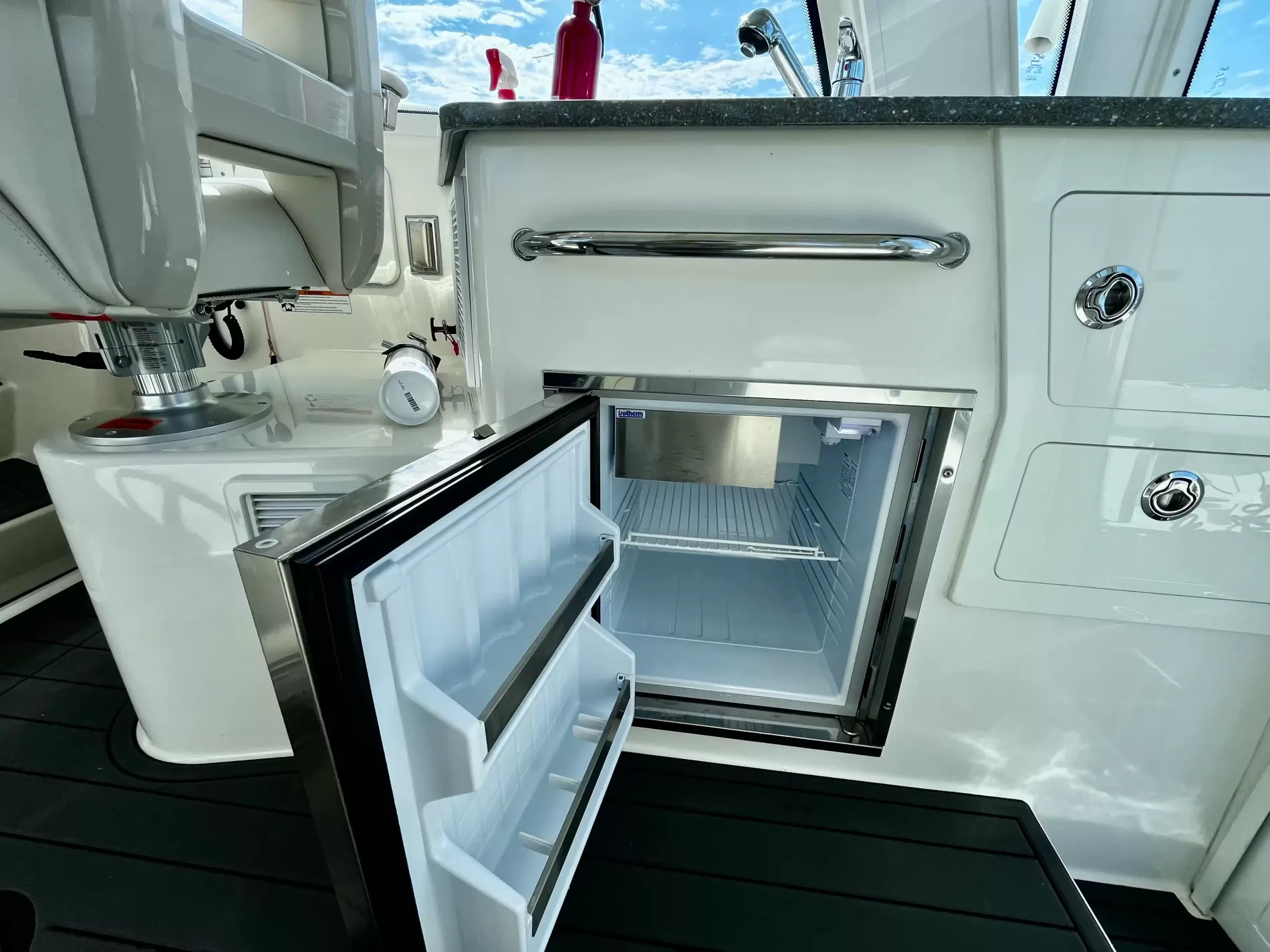 Pre-Owned 2018 Boston whaler 345 Pilothouse for Sale | Vancouver, BC | M&P Yacht Centre | 6a7bf7007b423383bf0c4788