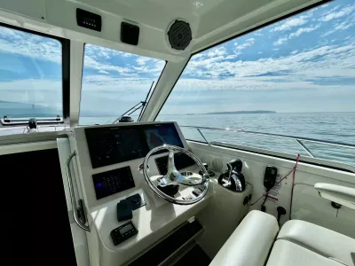 Pre-Owned 2018 Boston whaler 345 Pilothouse for Sale | Vancouver, BC | M&P Yacht Centre | 6a7bf7007b423383bf0c4788