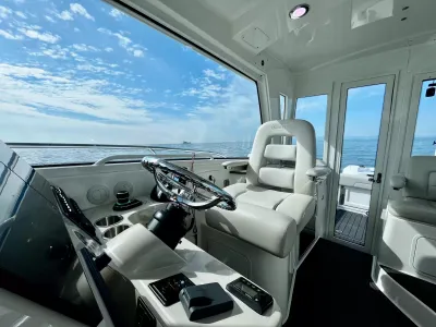 Pre-Owned 2018 Boston whaler 345 Pilothouse for Sale | Vancouver, BC | M&P Yacht Centre | 6a7bf7007b423383bf0c4788