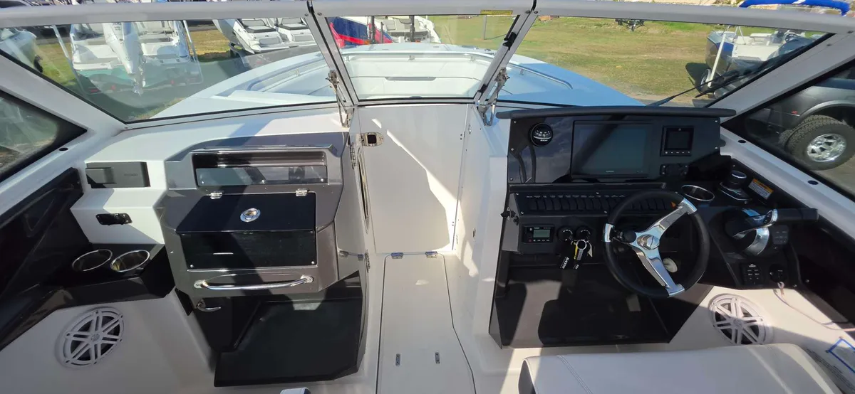 2021 Blackfin 272 DC