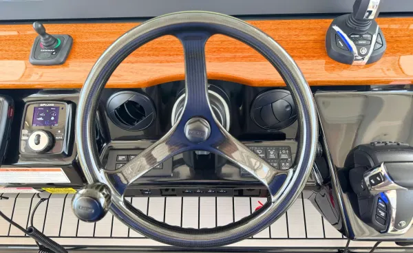 2023 Everglades 455 CC detail image 34
