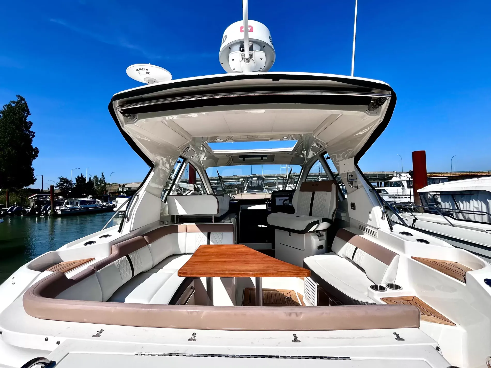 Pre-Owned 2018 Sea ray Sundancer 350 Coupe for Sale | Vancouver, BC | M&P Yacht Centre | 6a7bff4a7dff9dfbb50888a8