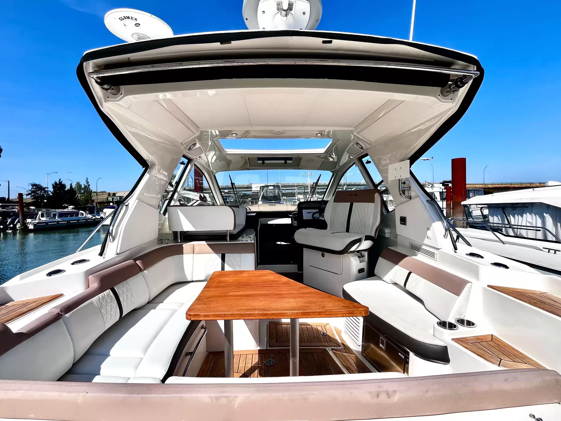 Pre-Owned 2018 Sea ray Sundancer 350 Coupe for Sale | Vancouver, BC | M&P Yacht Centre | 6a7bff4a7dff9dfbb50888a8