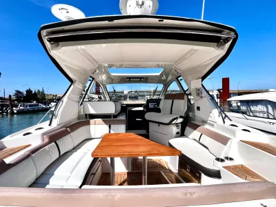Pre-Owned 2018 Sea ray Sundancer 350 Coupe for Sale | Vancouver, BC | M&P Yacht Centre | 6a7bff4a7dff9dfbb50888a8