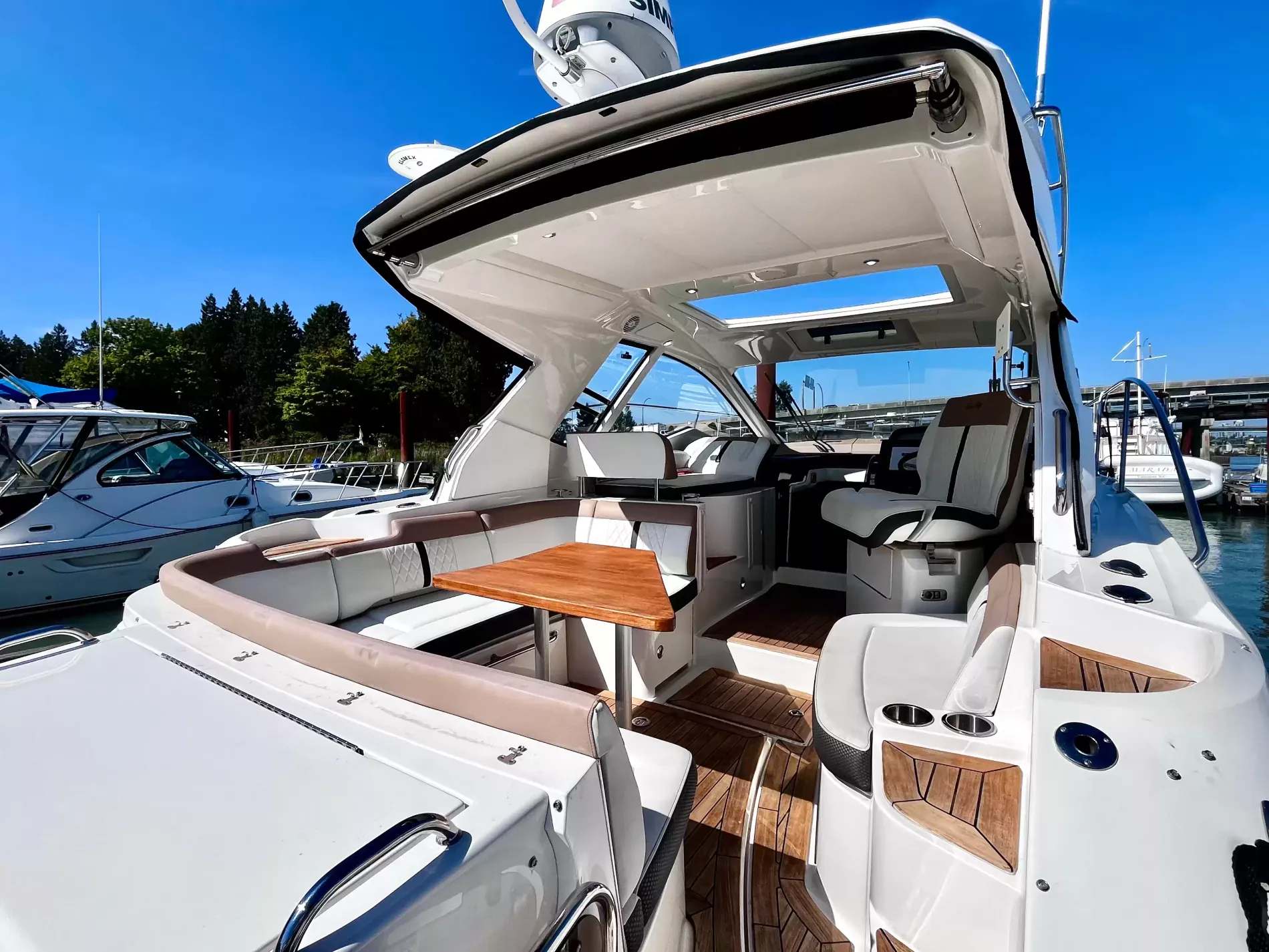 Pre-Owned 2018 Sea ray Sundancer 350 Coupe for Sale | Vancouver, BC | M&P Yacht Centre | 6a7bff4a7dff9dfbb50888a8