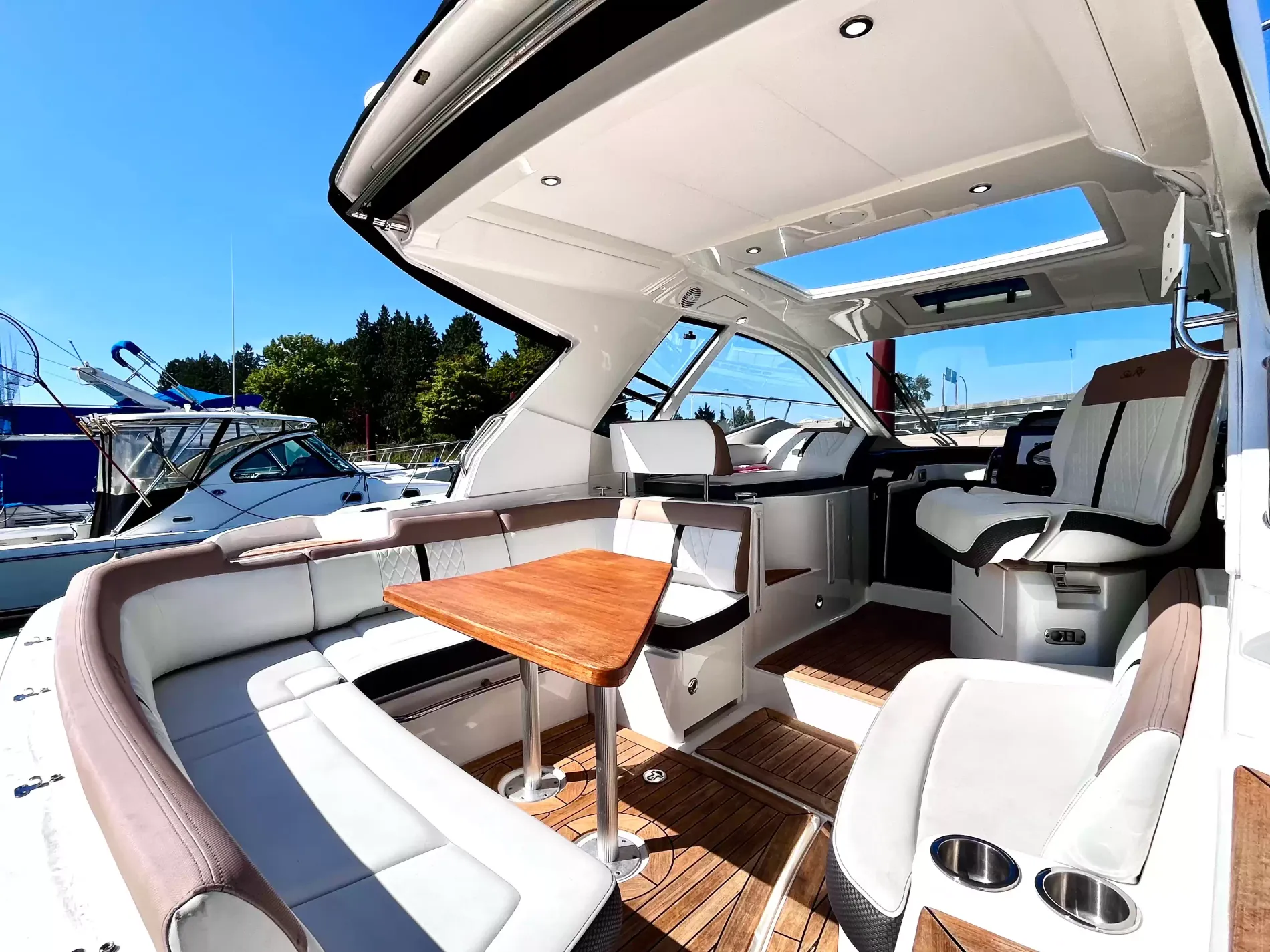Pre-Owned 2018 Sea ray Sundancer 350 Coupe for Sale | Vancouver, BC | M&P Yacht Centre | 6a7bff4a7dff9dfbb50888a8