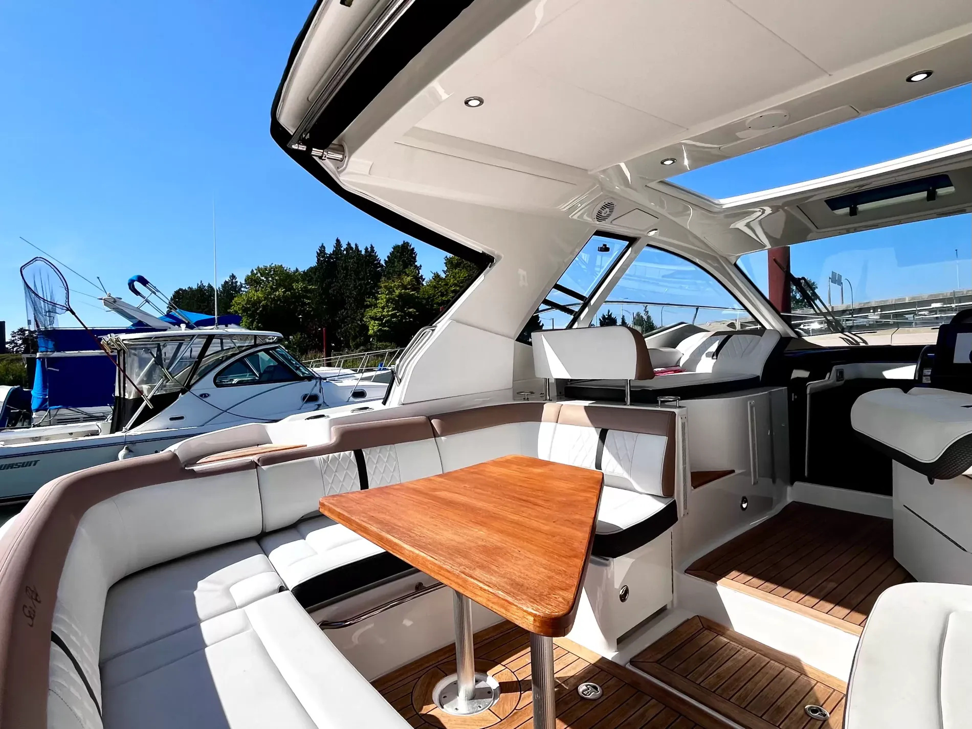 Pre-Owned 2018 Sea ray Sundancer 350 Coupe for Sale | Vancouver, BC | M&P Yacht Centre | 6a7bff4a7dff9dfbb50888a8