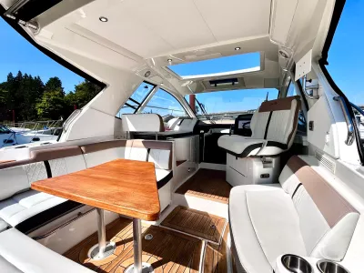 Pre-Owned 2018 Sea ray Sundancer 350 Coupe for Sale | Vancouver, BC | M&P Yacht Centre | 6a7bff4a7dff9dfbb50888a8