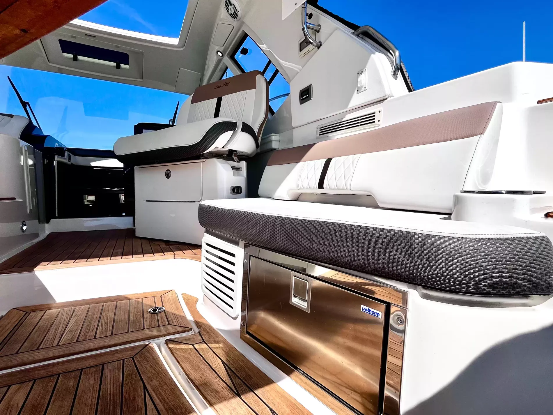 Pre-Owned 2018 Sea ray Sundancer 350 Coupe for Sale | Vancouver, BC | M&P Yacht Centre | 6a7bff4a7dff9dfbb50888a8