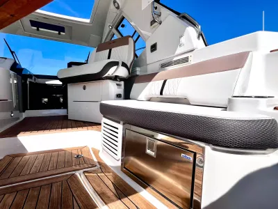 Pre-Owned 2018 Sea ray Sundancer 350 Coupe for Sale | Vancouver, BC | M&P Yacht Centre | 6a7bff4a7dff9dfbb50888a8
