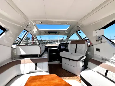 Pre-Owned 2018 Sea ray Sundancer 350 Coupe for Sale | Vancouver, BC | M&P Yacht Centre | 6a7bff4a7dff9dfbb50888a8