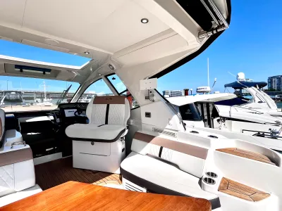 Pre-Owned 2018 Sea ray Sundancer 350 Coupe for Sale | Vancouver, BC | M&P Yacht Centre | 6a7bff4a7dff9dfbb50888a8