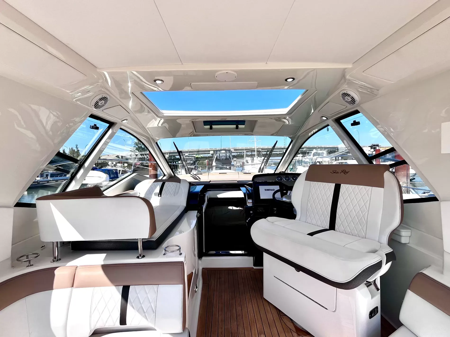 Pre-Owned 2018 Sea ray Sundancer 350 Coupe for Sale | Vancouver, BC | M&P Yacht Centre | 6a7bff4a7dff9dfbb50888a8