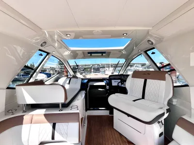 Pre-Owned 2018 Sea ray Sundancer 350 Coupe for Sale | Vancouver, BC | M&P Yacht Centre | 6a7bff4a7dff9dfbb50888a8