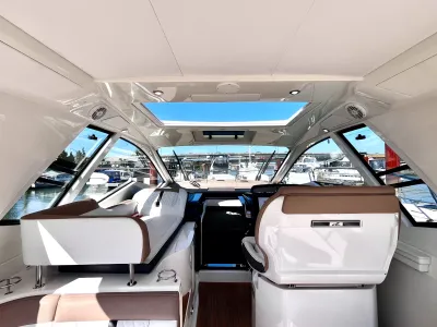 Pre-Owned 2018 Sea ray Sundancer 350 Coupe for Sale | Vancouver, BC | M&P Yacht Centre | 6a7bff4a7dff9dfbb50888a8