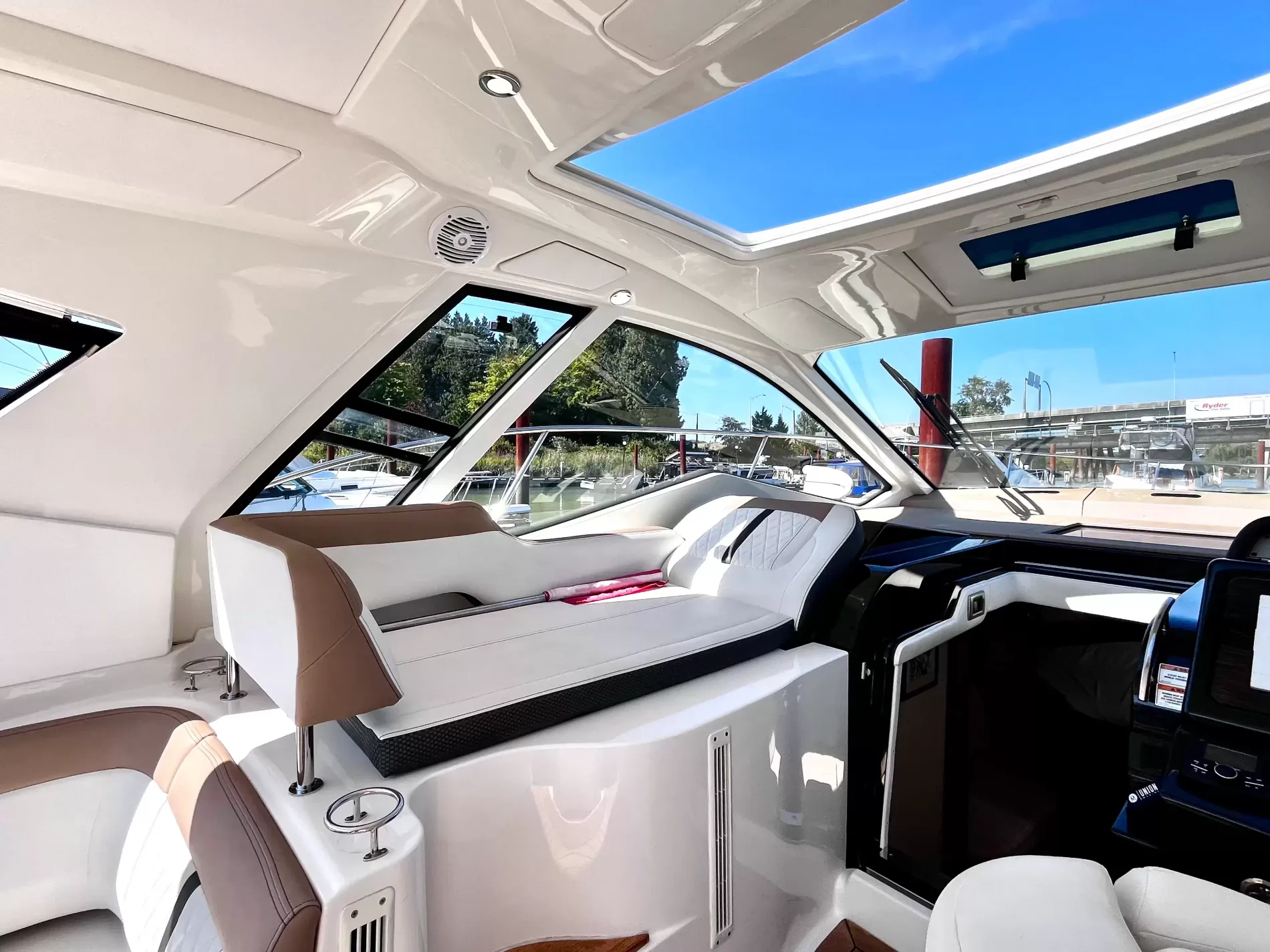 Pre-Owned 2018 Sea ray Sundancer 350 Coupe for Sale | Vancouver, BC | M&P Yacht Centre | 6a7bff4a7dff9dfbb50888a8