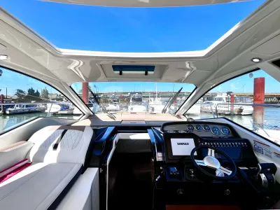 Pre-Owned 2018 Sea ray Sundancer 350 Coupe for Sale | Vancouver, BC | M&P Yacht Centre | 6a7bff4a7dff9dfbb50888a8
