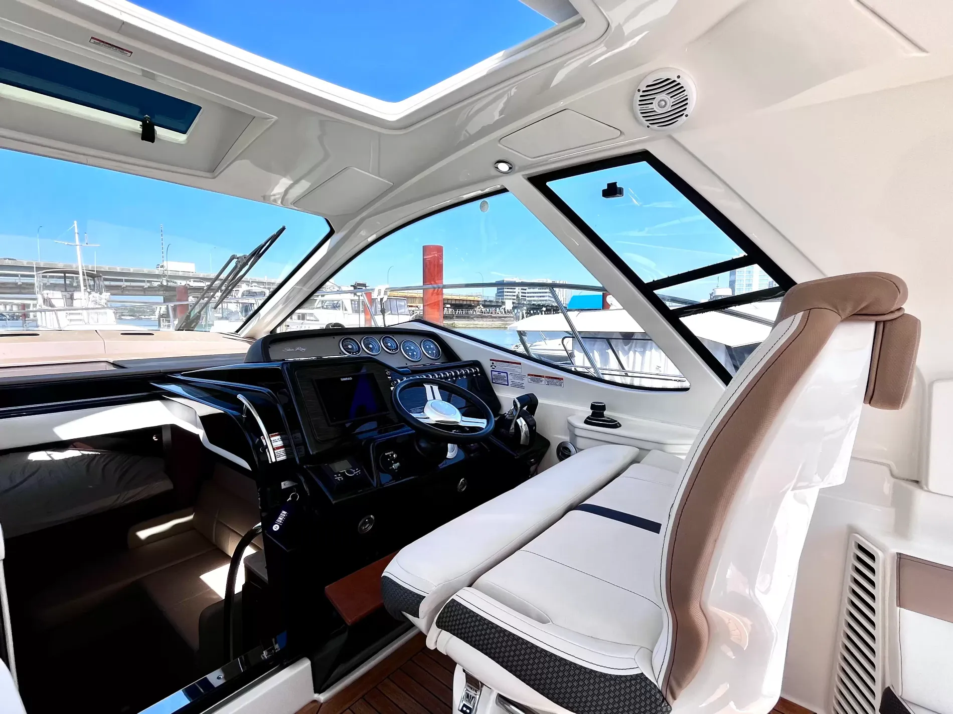 Pre-Owned 2018 Sea ray Sundancer 350 Coupe for Sale | Vancouver, BC | M&P Yacht Centre | 6a7bff4a7dff9dfbb50888a8