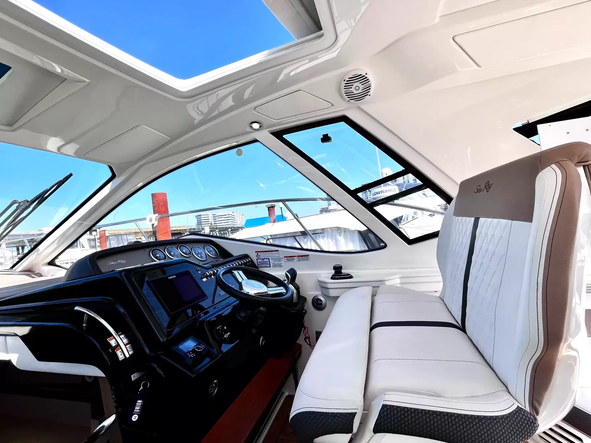 Pre-Owned 2018 Sea ray Sundancer 350 Coupe for Sale | Vancouver, BC | M&P Yacht Centre | 6a7bff4a7dff9dfbb50888a8