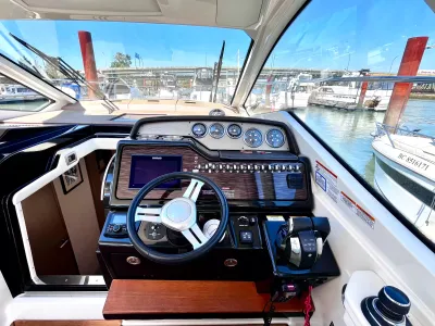 Pre-Owned 2018 Sea ray Sundancer 350 Coupe for Sale | Vancouver, BC | M&P Yacht Centre | 6a7bff4a7dff9dfbb50888a8