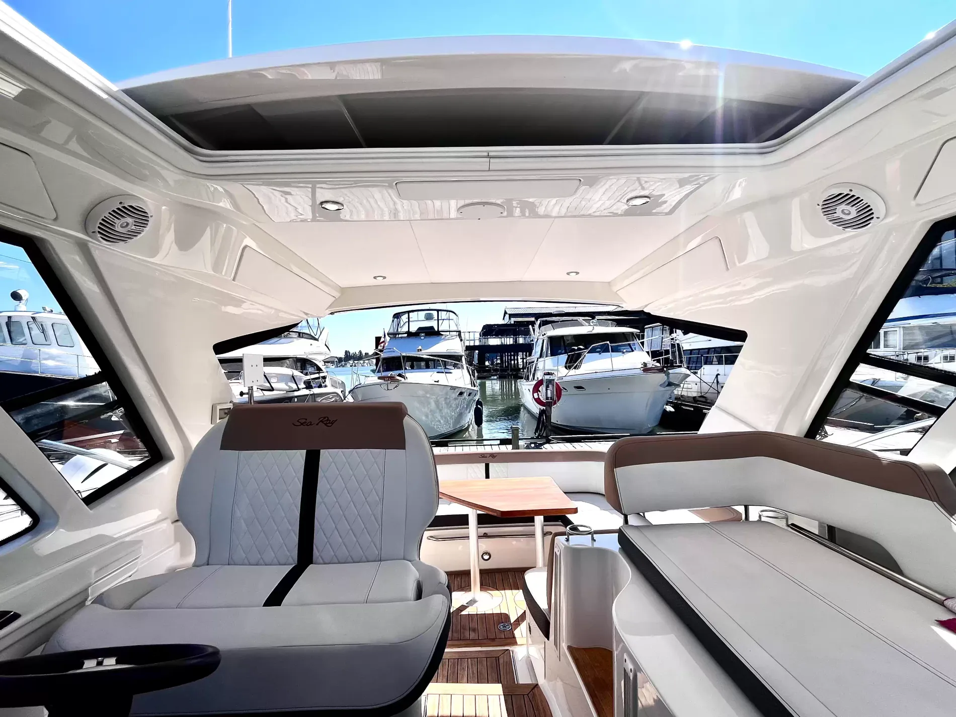 Pre-Owned 2018 Sea ray Sundancer 350 Coupe for Sale | Vancouver, BC | M&P Yacht Centre | 6a7bff4a7dff9dfbb50888a8