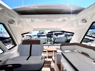 Pre-Owned 2018 Sea ray Sundancer 350 Coupe for Sale | Vancouver, BC | M&P Yacht Centre | 6a7bff4a7dff9dfbb50888a8