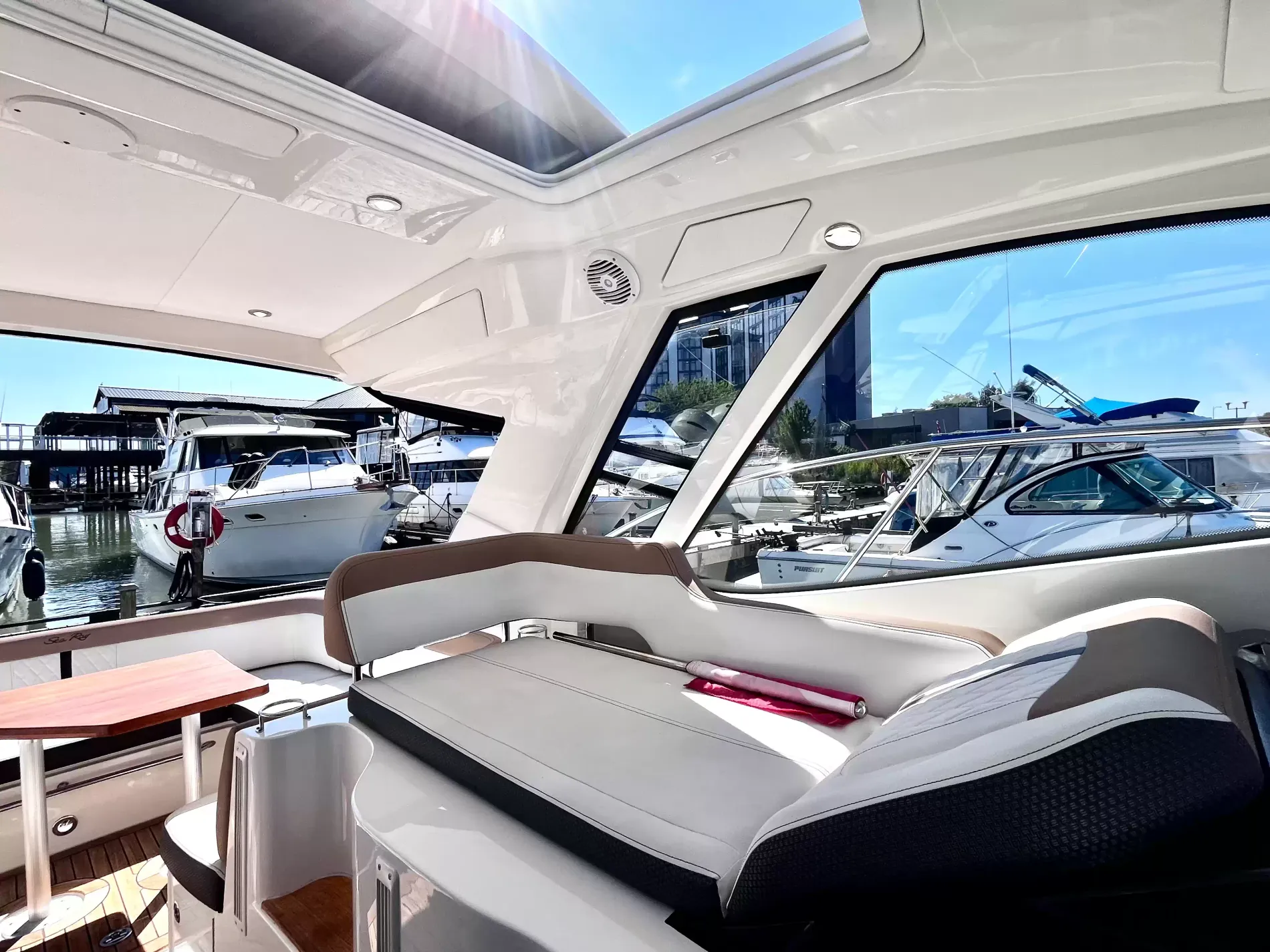 Pre-Owned 2018 Sea ray Sundancer 350 Coupe for Sale | Vancouver, BC | M&P Yacht Centre | 6a7bff4a7dff9dfbb50888a8