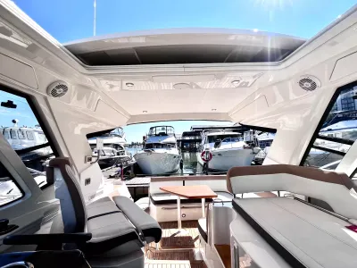 Pre-Owned 2018 Sea ray Sundancer 350 Coupe for Sale | Vancouver, BC | M&P Yacht Centre | 6a7bff4a7dff9dfbb50888a8