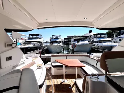 Pre-Owned 2018 Sea ray Sundancer 350 Coupe for Sale | Vancouver, BC | M&P Yacht Centre | 6a7bff4a7dff9dfbb50888a8