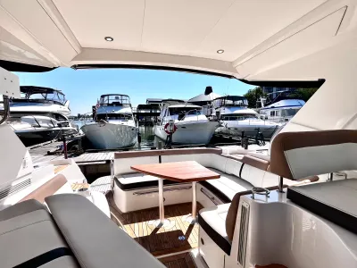 Pre-Owned 2018 Sea ray Sundancer 350 Coupe for Sale | Vancouver, BC | M&P Yacht Centre | 6a7bff4a7dff9dfbb50888a8