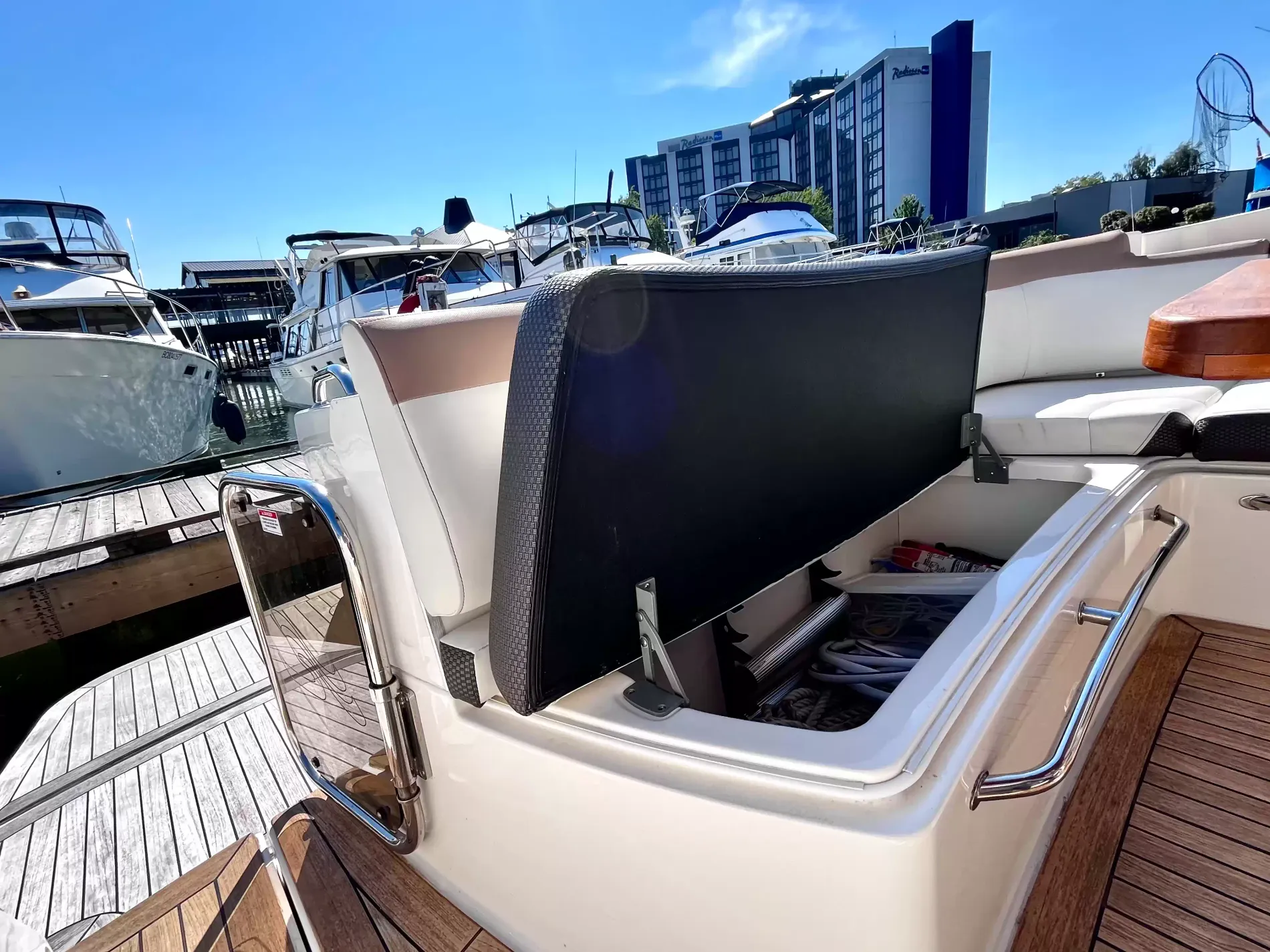 Pre-Owned 2018 Sea ray Sundancer 350 Coupe for Sale | Vancouver, BC | M&P Yacht Centre | 6a7bff4a7dff9dfbb50888a8