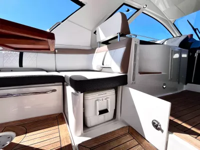 Pre-Owned 2018 Sea ray Sundancer 350 Coupe for Sale | Vancouver, BC | M&P Yacht Centre | 6a7bff4a7dff9dfbb50888a8