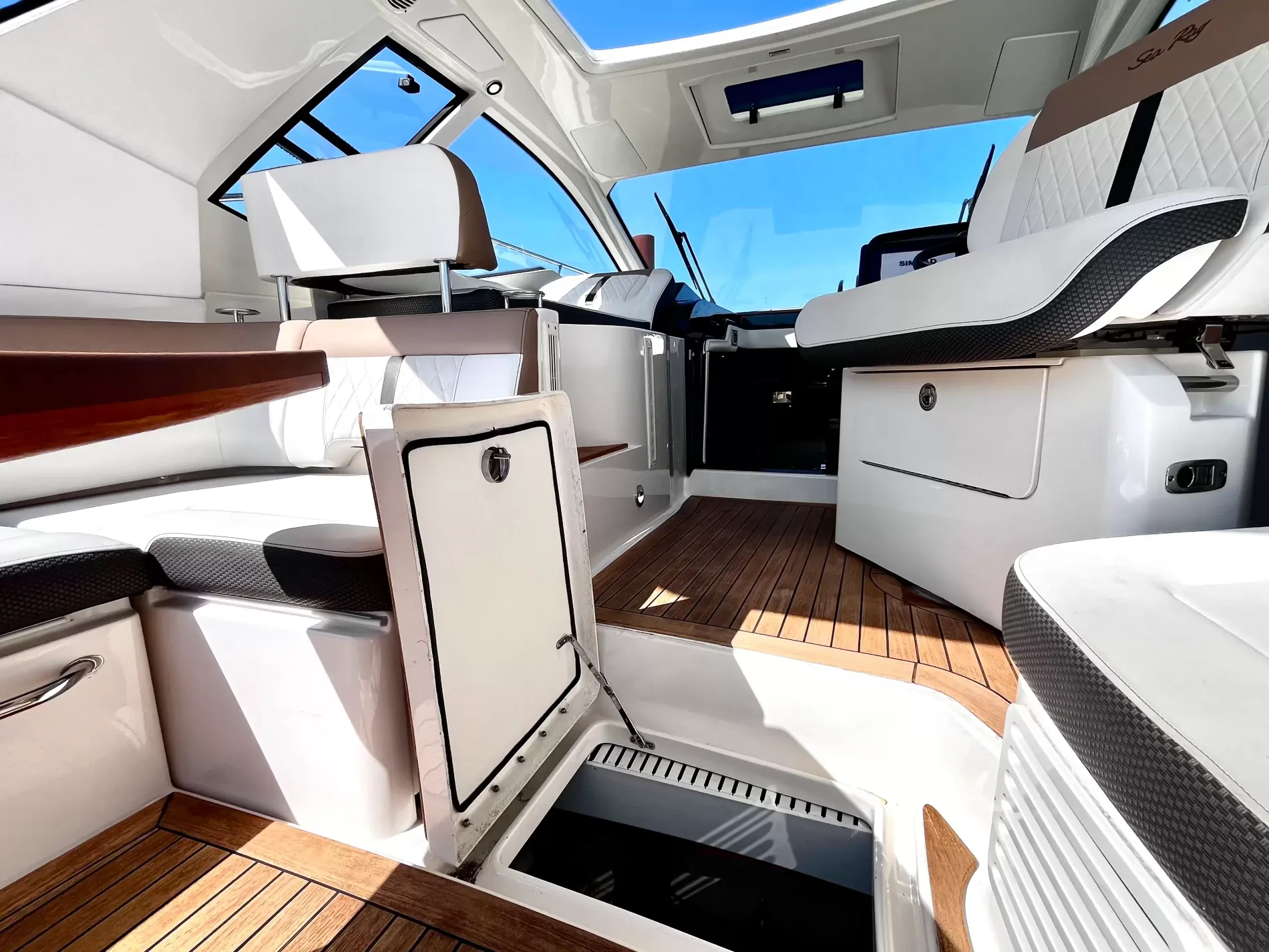 Pre-Owned 2018 Sea ray Sundancer 350 Coupe for Sale | Vancouver, BC | M&P Yacht Centre | 6a7bff4a7dff9dfbb50888a8