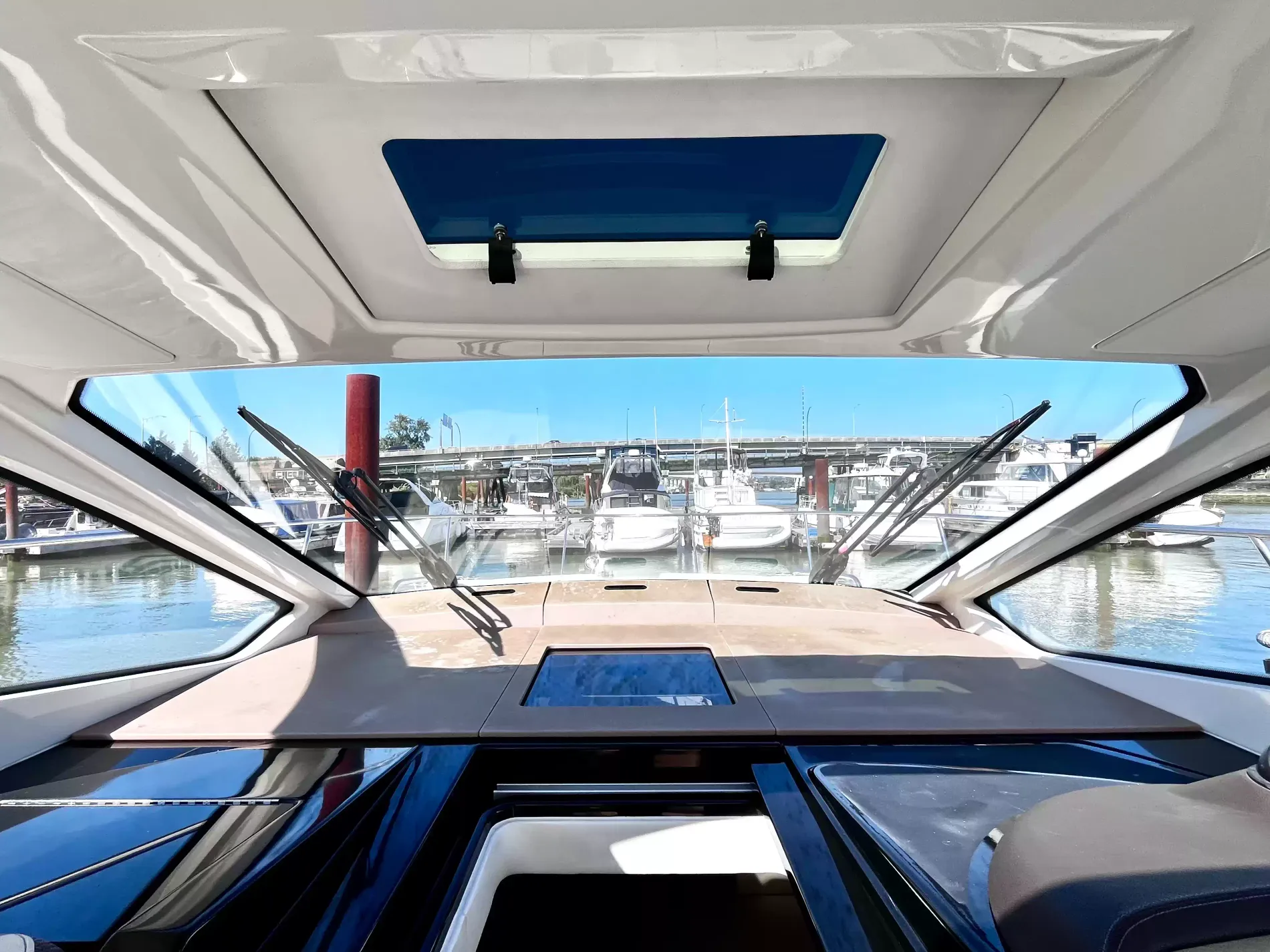 Pre-Owned 2018 Sea ray Sundancer 350 Coupe for Sale | Vancouver, BC | M&P Yacht Centre | 6a7bff4a7dff9dfbb50888a8