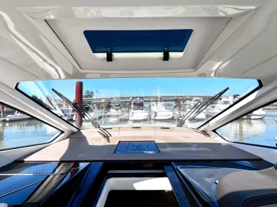 Pre-Owned 2018 Sea ray Sundancer 350 Coupe for Sale | Vancouver, BC | M&P Yacht Centre | 6a7bff4a7dff9dfbb50888a8