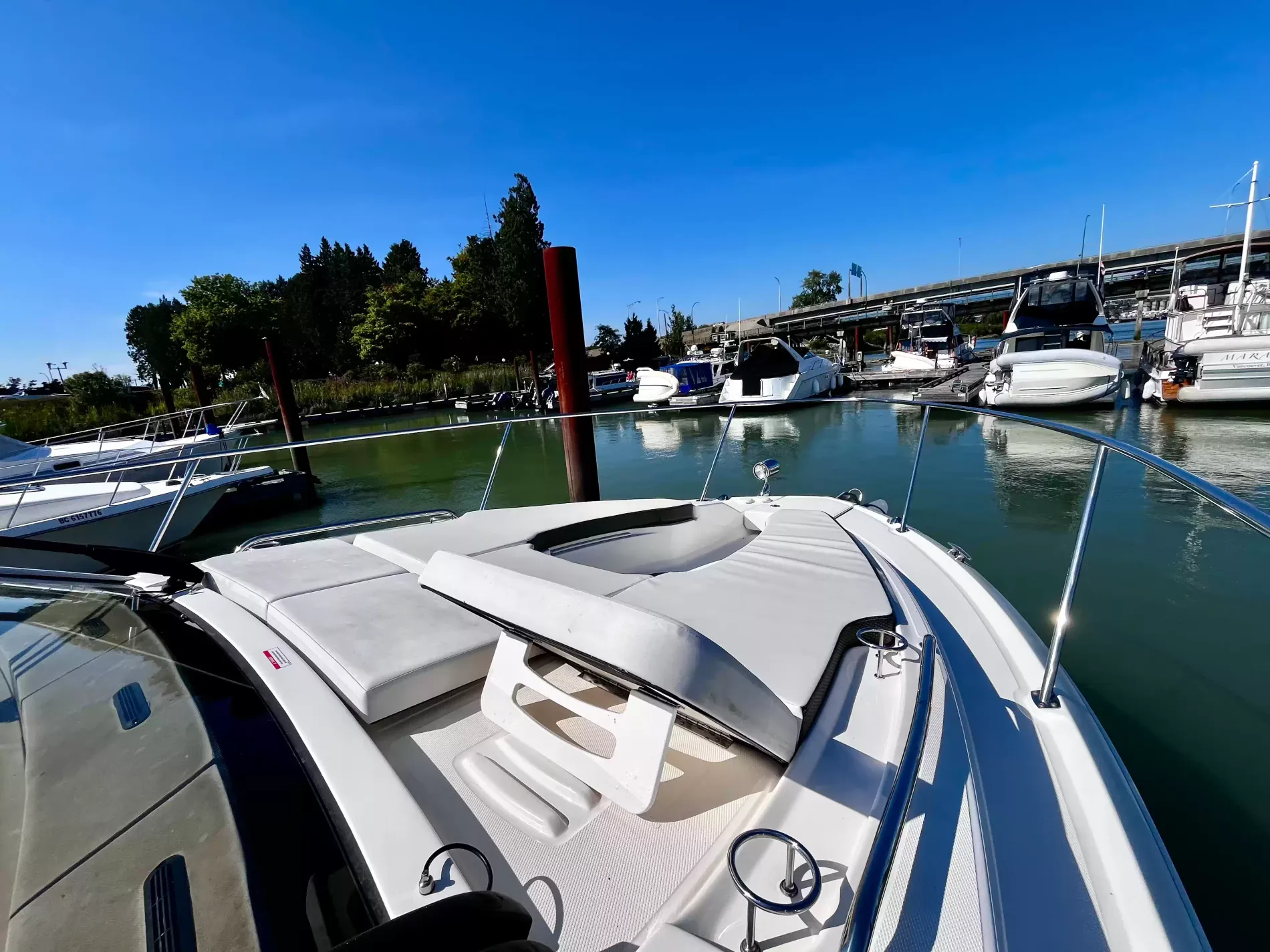 Pre-Owned 2018 Sea ray Sundancer 350 Coupe for Sale | Vancouver, BC | M&P Yacht Centre | 6a7bff4a7dff9dfbb50888a8