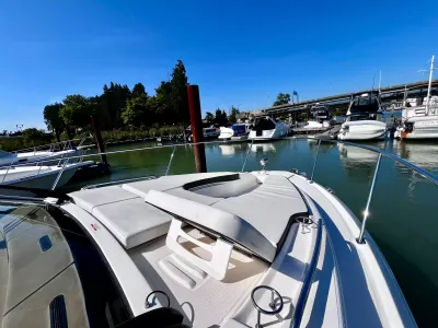 Pre-Owned 2018 Sea ray Sundancer 350 Coupe for Sale | Vancouver, BC | M&P Yacht Centre | 6a7bff4a7dff9dfbb50888a8
