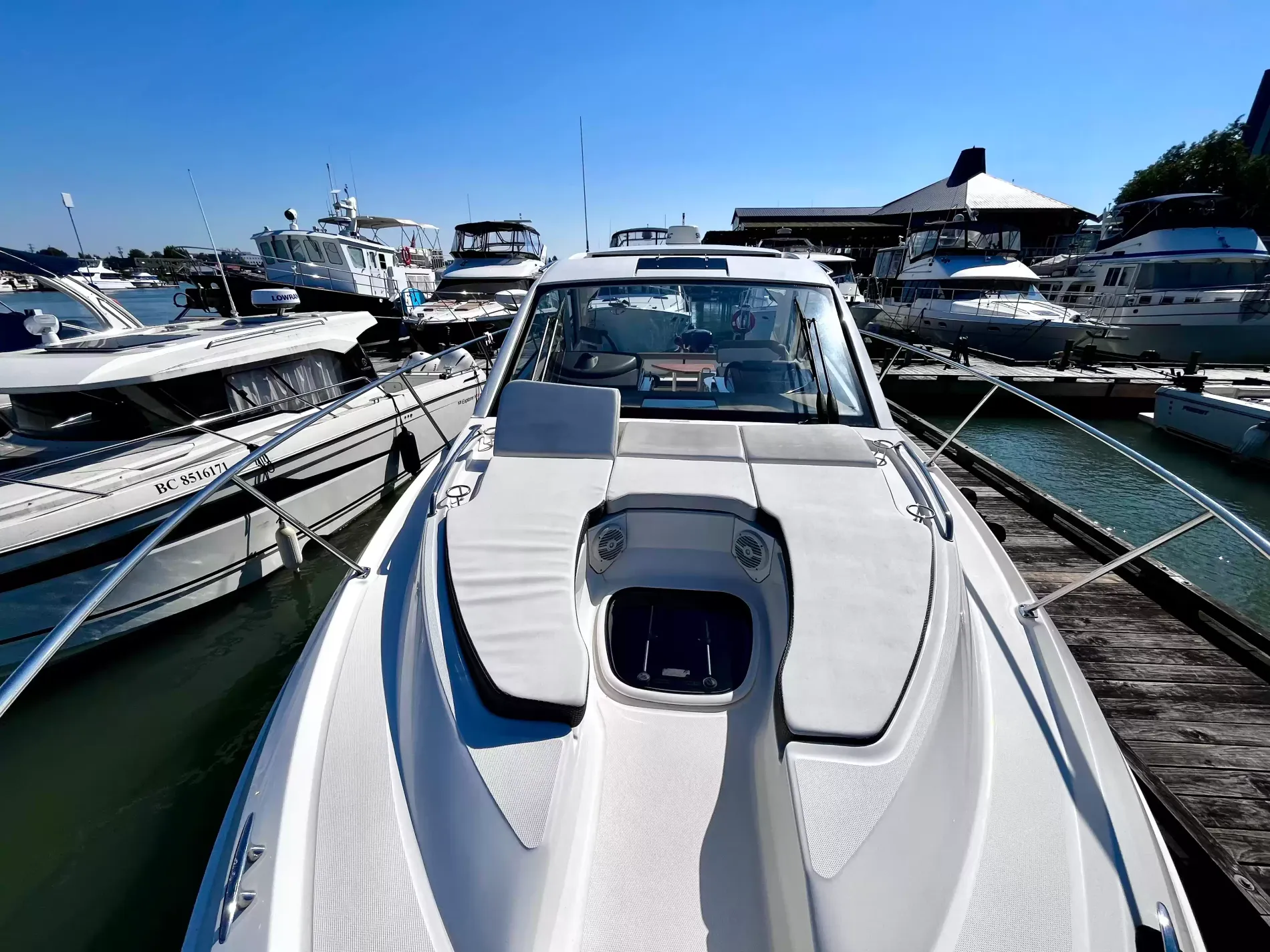 Pre-Owned 2018 Sea ray Sundancer 350 Coupe for Sale | Vancouver, BC | M&P Yacht Centre | 6a7bff4a7dff9dfbb50888a8