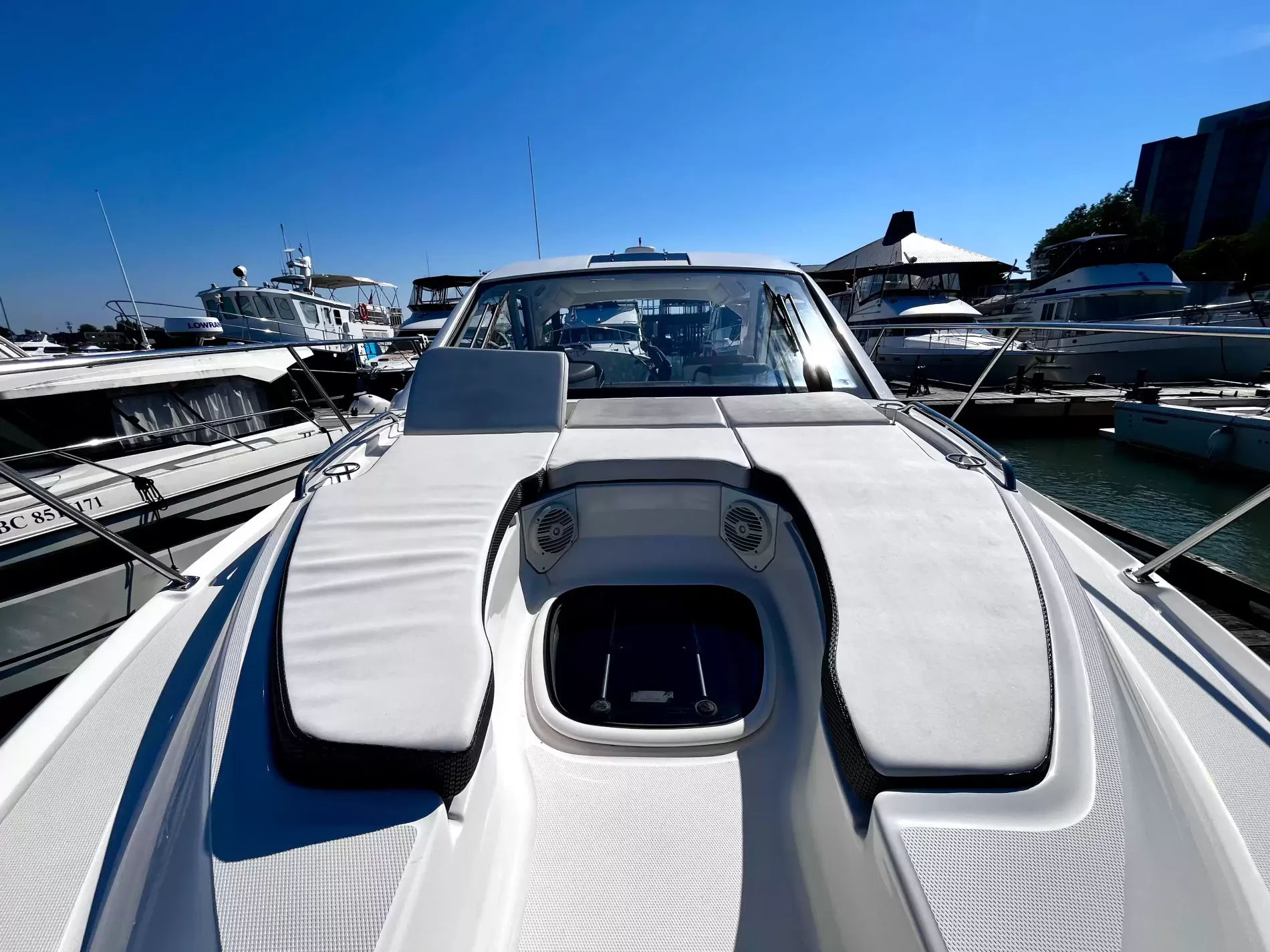 Pre-Owned 2018 Sea ray Sundancer 350 Coupe for Sale | Vancouver, BC | M&P Yacht Centre | 6a7bff4a7dff9dfbb50888a8
