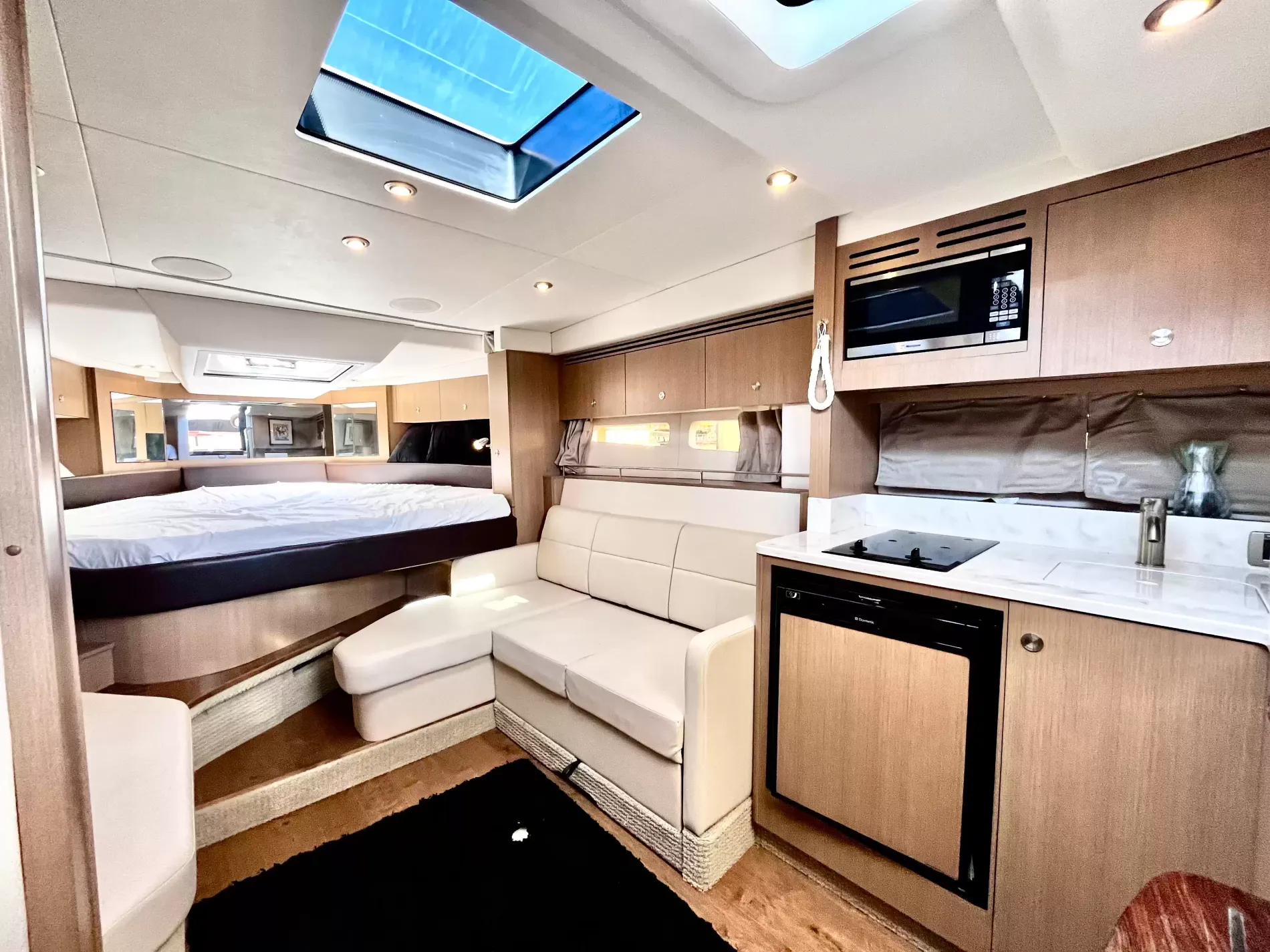 Pre-Owned 2018 Sea ray Sundancer 350 Coupe for Sale | Vancouver, BC | M&P Yacht Centre | 6a7bff4a7dff9dfbb50888a8