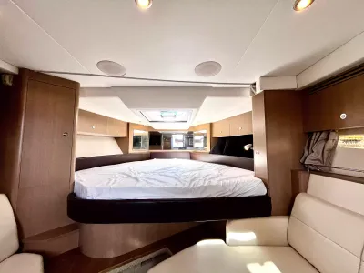 Pre-Owned 2018 Sea ray Sundancer 350 Coupe for Sale | Vancouver, BC | M&P Yacht Centre | 6a7bff4a7dff9dfbb50888a8