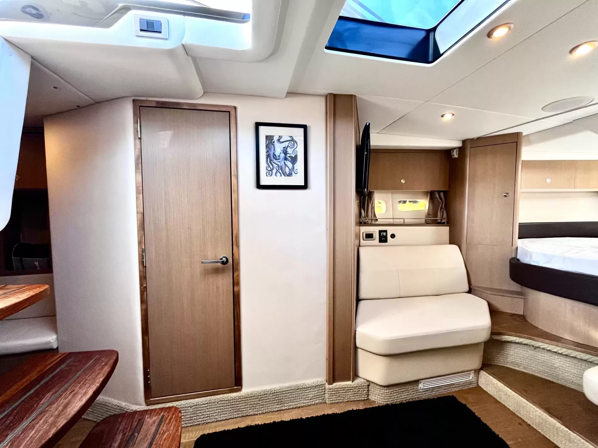 Pre-Owned 2018 Sea ray Sundancer 350 Coupe for Sale | Vancouver, BC | M&P Yacht Centre | 6a7bff4a7dff9dfbb50888a8